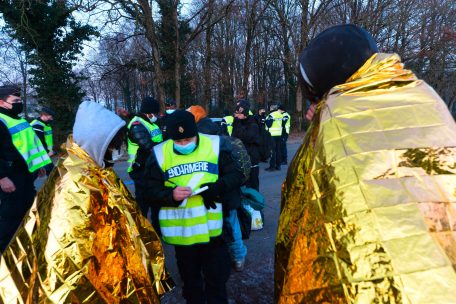 Frankreich / Illegale Silvester-Party mit 2.500 Menschen läuft völlig aus dem Ruder