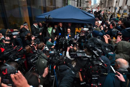 Vor Glück geweint: Lebenspartnerin Stella Moris spricht in London zu den Medien
