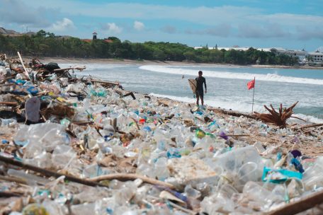 Indonesien / Balis Traumstrände versinken im Müll