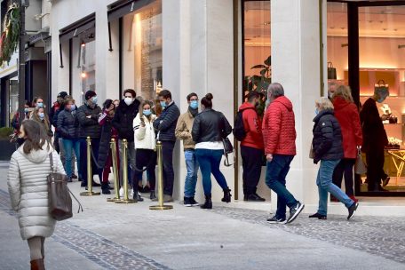 Am Black Friday gingen viele Kunden auf Tuchfühlung zueinander, vor allem in den Schlangen vor den Geschäften