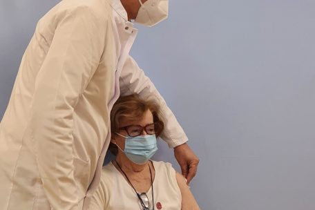 Die 76-jährige Anne Wissler-Reiser lässt sich impfen