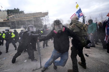 06.01.2021, USA, Washington: Unterstützer des US-Präsidenten Trump versuchen eine Absperrung vor dem Kapitol zu durchbrechen.