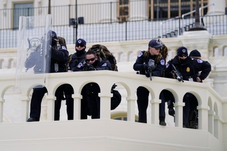 Die Polizei überwacht Demonstranten, die versucht haben, durch eine Polizeiabsperrung zu brechen am Kapitol in Washington.