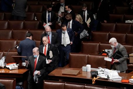 Mitglieder des Repräsentantenhauses verlassen den Saal, als Demonstranten versuchen, in den Saal im US-Kapitol einzudringen.