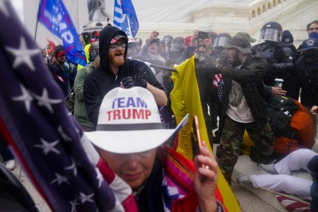 Trump-Anhänger versuchen am Kapitol durch eine Polizeiabsperrung zu brechen.