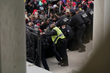 Polizisten versuchen Unterstützer des US-Präsidenten Trump vor dem Kapitol aufzuhalten.