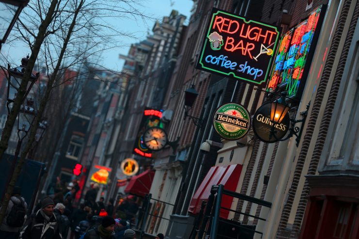 Drogen  / Ende einer Ära: Amsterdam will keine Touristen mehr in die Coffeeshops lassen