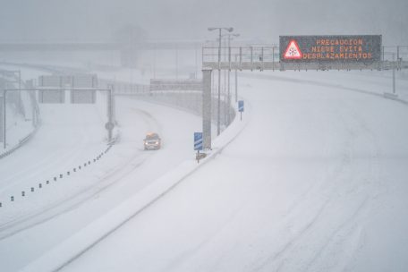 Die leere, schneebedeckte Schnellstraße M-30