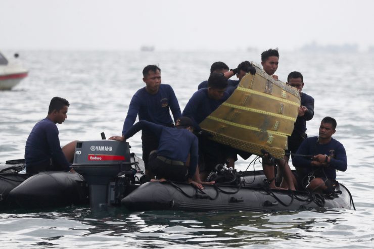 Luftfahrt / Bestürzung nach Flugzeugtragödie in Indonesien –Black Box gefunden