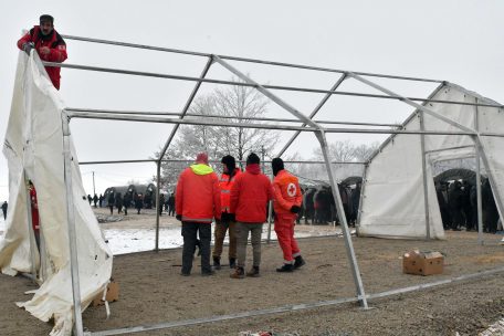 „Zeitliche Lösung“: Die bosnischen Streitkräfte stellen neue Zelte auf