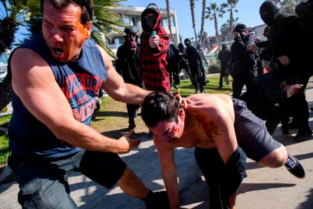 Gegendemonstranten greifen am Samstag Teilnehmer eines „Patriot March“ in San Diego mit Pfefferspray an