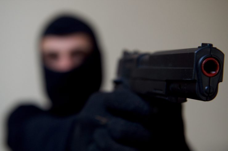 Polizeimeldung / Kassiererin mit Schusswaffe bedroht: Mann raubt Tankstelle in Petingen aus