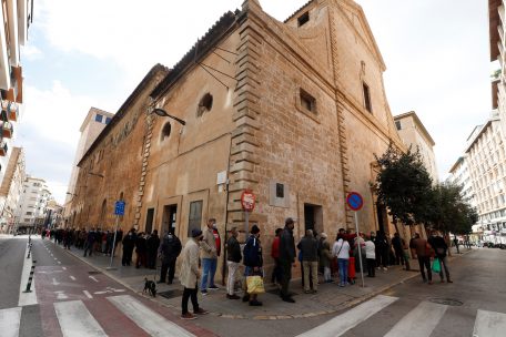 Mallorca kurz vor Weihnachten: Menschen warten in einer Schlange, um ein Wohltätigkeitsessen für arme und obdachlose Menschen in der Caputxins-Kirche zu bekommen – die Situation hat sich inzwischen noch verschlimmert