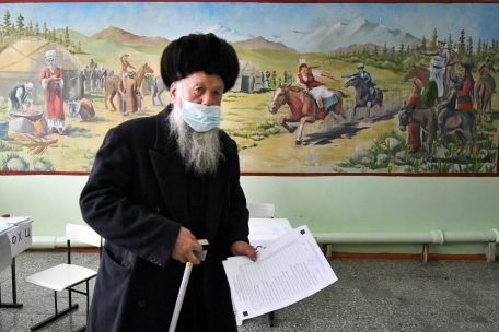 Ein Wähler mit seinem Stimmzettel für die vorgezogene Präsidentenwahl