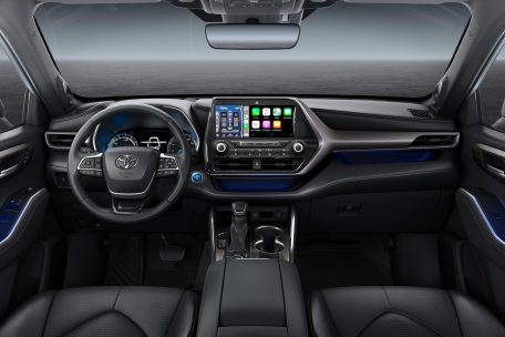 Das zentrale Element im Cockpit des Toyota Highlander ist das 12,3-Zoll-Multimediadisplay in der Mittelkonsole. Es umfasst unter anderem ein Navigationssystem und eine Smartphone-Integration per Apple CarPlay und Android Auto.