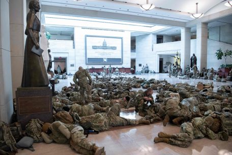 Schwerbewaffnete Nationalgardisten marschieren durch die Hallen der Demokratie – oder hielten auf dem Boden ein Nickerchen