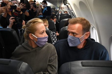 Sitzplatz in Reihe 13: Nawalny und seine Frau Yulia auf dem Weg nach Moskau