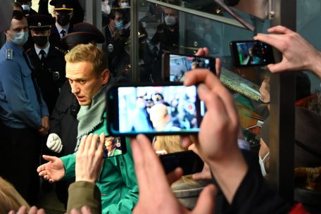 Nawalny am Sonntagabend bei der Passkontrolle – kurz darauf wurde der Oppositionspolitiker festgenommen