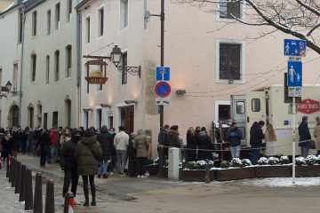 Hochwertiger Imbiss / Sternenköche im Foodtruck sorgen für großen Andrang: „Kann der Kunde nicht zu uns, gehen wir zu ihm“