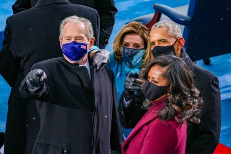 Da ist der Neue: Die Ex-Präsidenten George W. Bush und Barack Obama, in ihrer Mitte die Vorsitzende des Repräsentantenhauses, Nancy Pelosi, und Michelle Obama