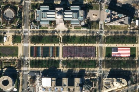 Von einem Satelliten aus gesehen: Die „National Mall“ war mit annähernd 200.000 US-Flaggen geschmückt