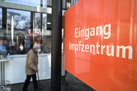 Corona-Pandemie / Deutsche Bundesregierung befürchtet Angriffe auf Impfzentren