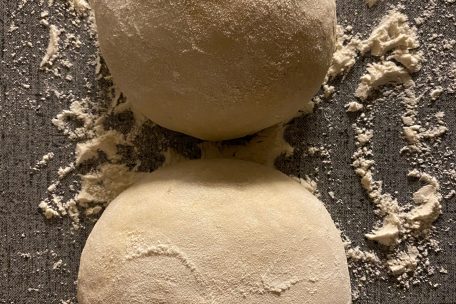 Die ungebackenen Brotlaibe sind bereit für den Ofen