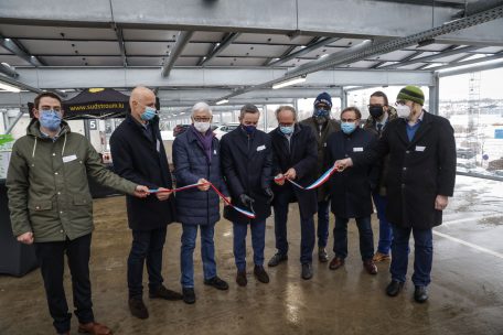 Minister Claude Turmes und Bürgermeister Georges Mischo schneiden mit vereinten Kräften das Bändchen durch