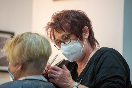 Friseurin Uli Lenz frisiert in Wasserbillig eine Kundin.