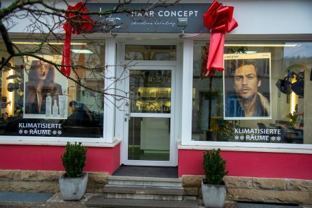 Das Frisörgeschäft "Haar Concept" im luxemburgischen Wasserbillig ist geöffnet, während Geschäfte in Deutschland wegen des Lockdowns geschlossen sind.