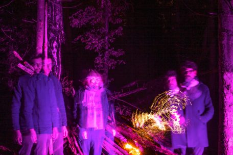 Schwindelerregend (schön) sind auch die Bandfotos zur neuen Platte „Vertigo Days“