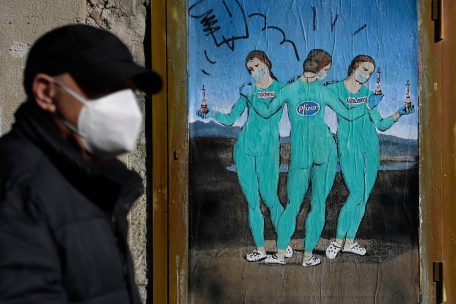 Corona in Europa / Schimpfen statt impfen: Streit mit AstraZeneca trübt Freude über anstehende Zulassung