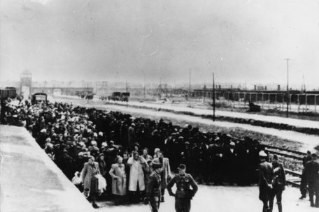 Ankunft eines Judentransportes in Auschwitz-Birkenau. SS-Lagerärzte nahmen die  Selektion vor. Durch bloßen Anblick entschieden sie über Leben und Tod.