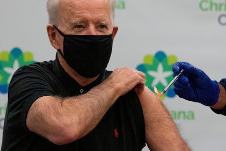 Vertrauen ist wichtig: US-Präsident Biden bei der Impfung – sein Vorgänger Trump riet zu Desinfektionsmitteln