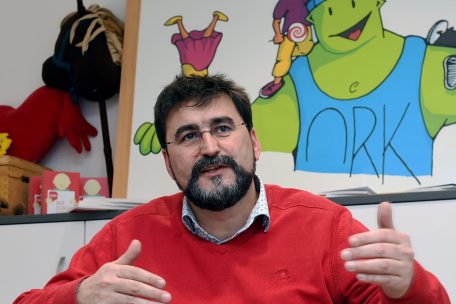 Charel Schmit macht einen Appell an die Gemeindeverantwortlichen, Schulleiter und Sportvereine, sich jetzt schon Gedanken zu machen, welche Aktivitäten man jungen Menschen bereits an Ostern oder Pfingsten anbieten könnte