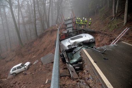 Region Trier / Straße bricht unter Auto und Lastwagen weg: zwei Menschen verletzt, Ort abgeschnitten