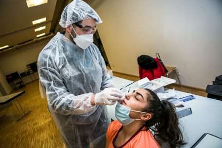 Mit einem Wattestäbchen werden Abstriche in der Nase entnommen