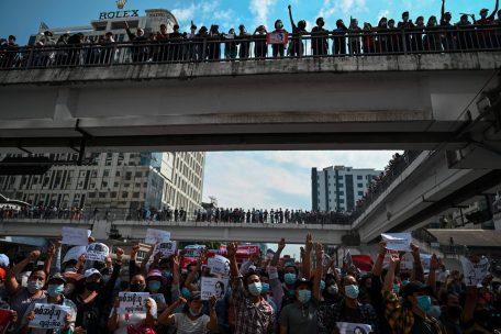 Myanmar / „Es gibt keinen Weg zurück“: Kriegsrecht in Teilen des Landes, Proteste schwellen an