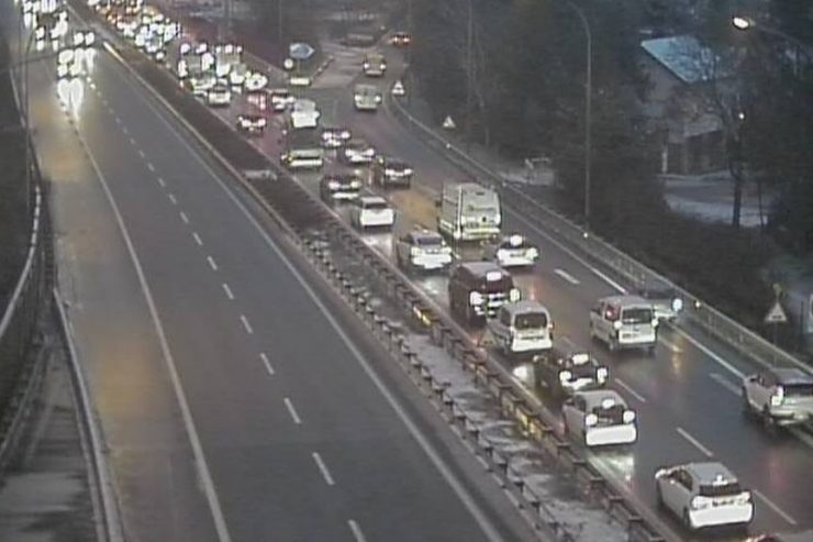 Nach Unfall / Glätte stört Verkehr in Luxemburg: Auf der A4 staut es am Morgen über mehr als zehn Kilometer