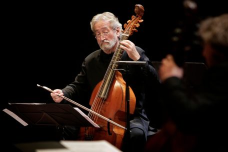 Alain spannt den Bogen / Meister auf ihren Instrumenten