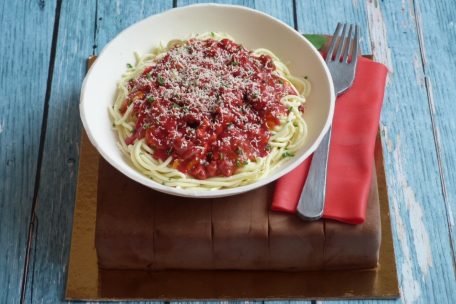 Auch die Gabel ist essbar: täuschend echte Spaghetti