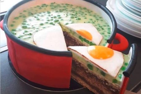 Kulinarisches Kindheitstrauma süß aufgearbeitet: die Erbseneintopf-Torte in voller Pracht – und aufgeschnitten