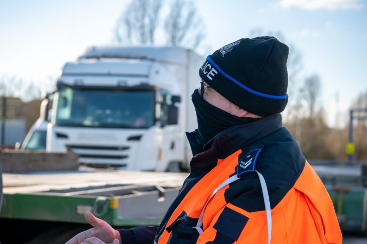 Straßenverkehr / 68 Kontrollen, 72 Verstöße: Polizei hat an Lastwagen(fahrern) einiges auszusetzen