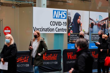 Großbritannien / Corona-Impfprogramm: Bis April sollen alle über 50-Jährigen die erste Dosis erhalten