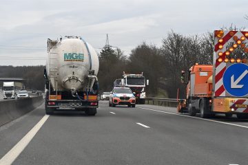 Polizei-Eskorte / Defektes Fahrzeug auf der A3 in entgegengesetzte Richtung abtransportiert