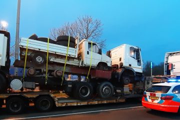 Polizeikontrolle / Lkw auf der A3 wegen falsch gesicherter Last angehalten