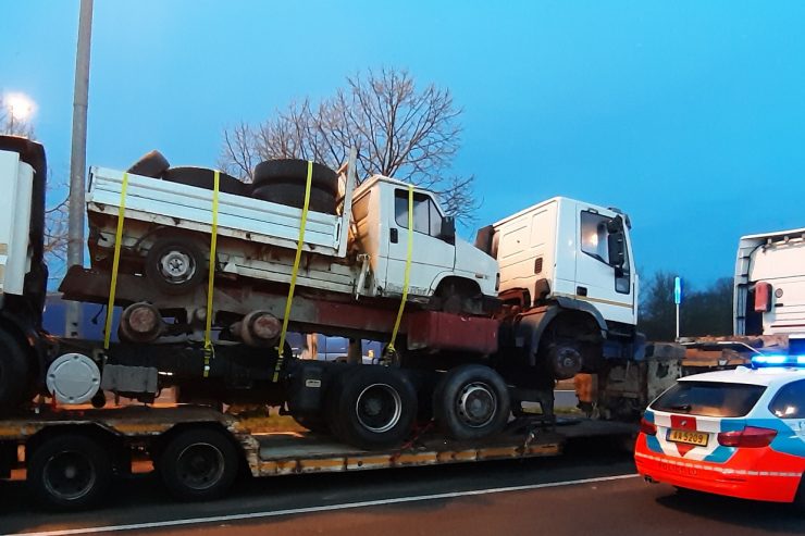Polizeikontrolle / Lkw auf der A3 wegen falsch gesicherter Last angehalten