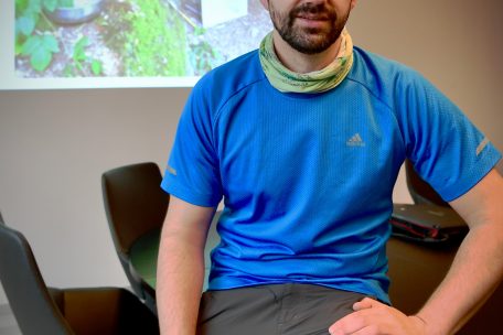 Jeff Gangler, der Erste Schöffe der Gemeinde Bauschleiden, sammelt in seiner Freizeit Müll entlang des Stausees ein