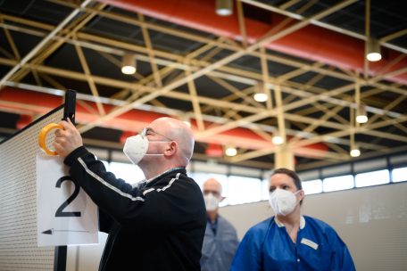 Georges Puraye übernimmt die Beschilderung der Impfstationen