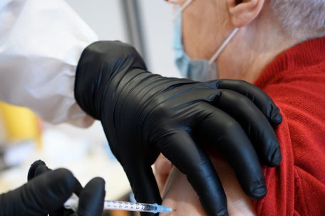 Die erste Impfung des Tages erfolgt um 9.47 Uhr, danach folgen fast 241 weitere wie am Fließband